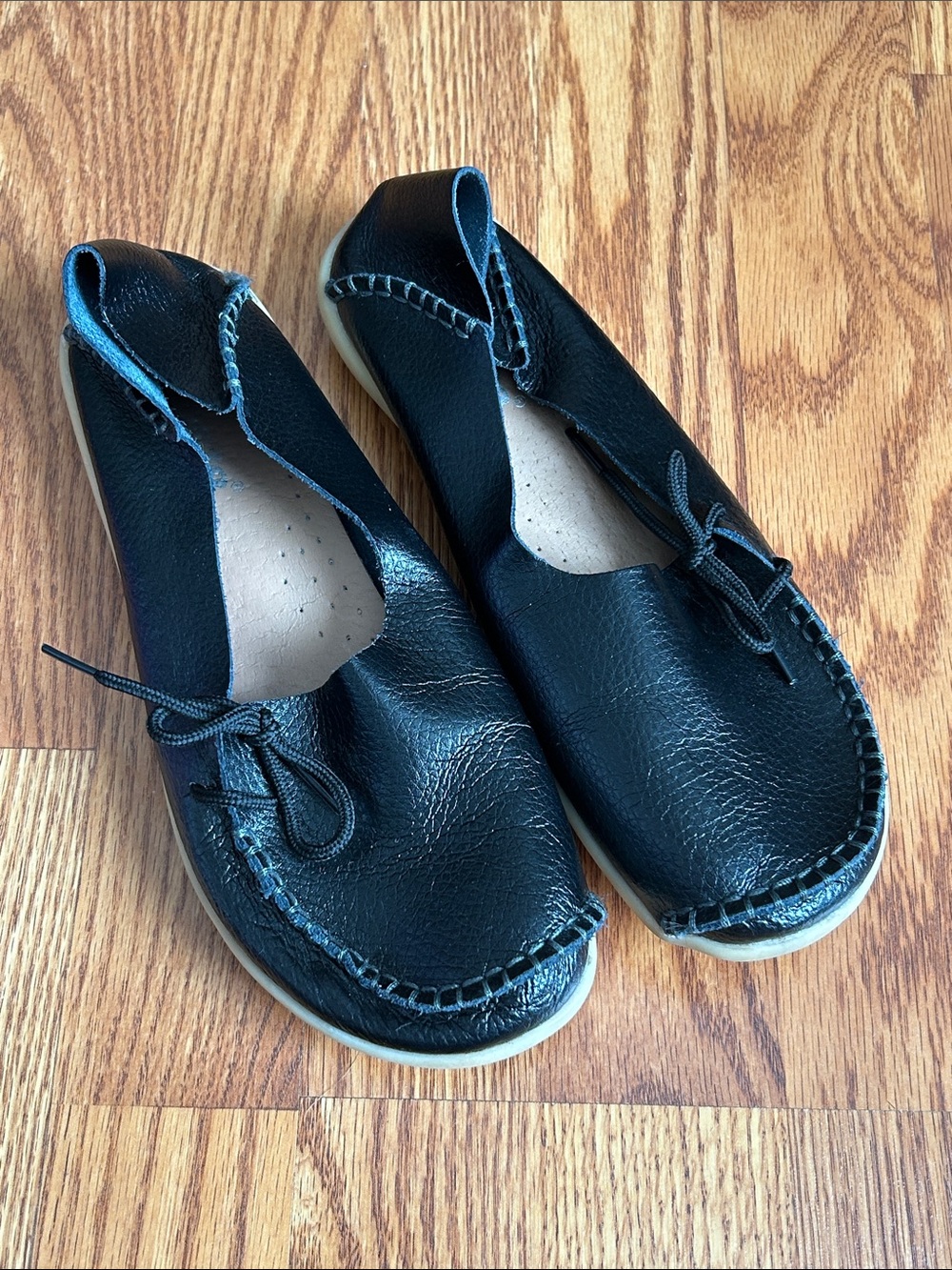 Kinsto Sleek Soft Black Women's Rubber Bottom Loafer w/Tie Size 40